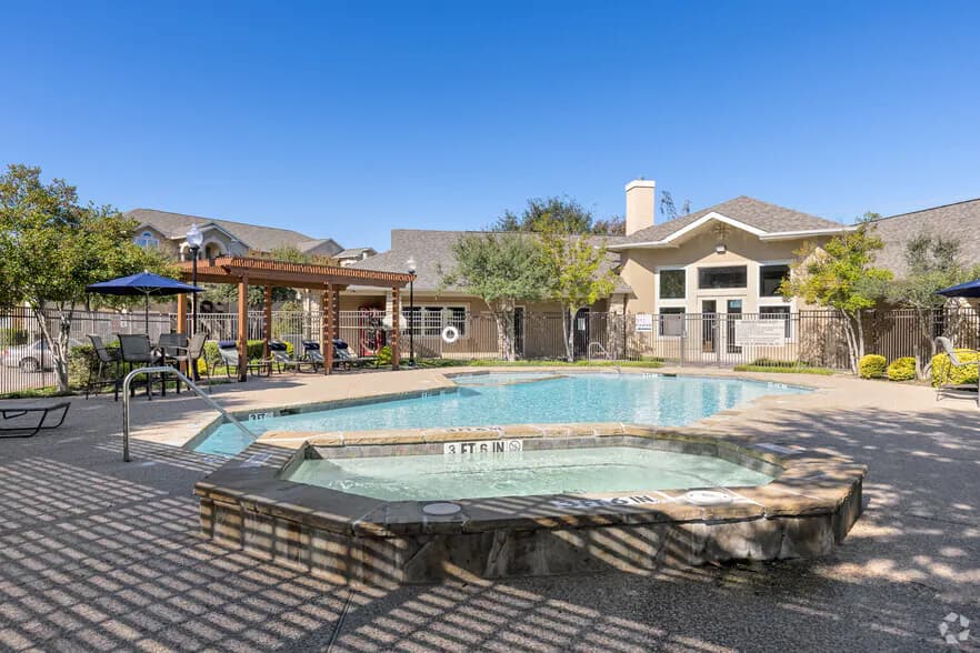 Summit Ridge Apartments in Lewisville, Texas