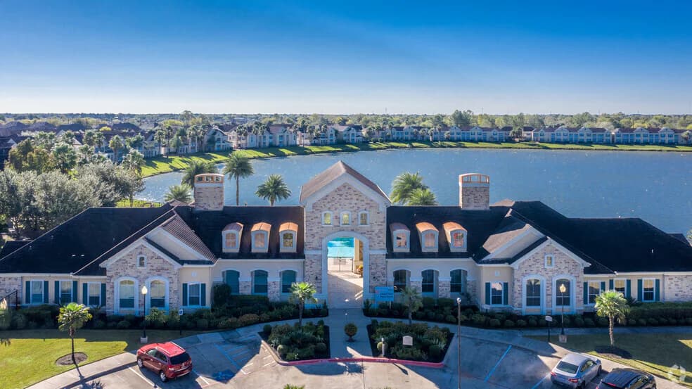 Lakeside Pointe Apartments & Townhomes in Pearland, Texas