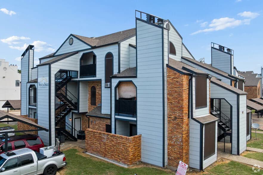 Vista Isle Apartments — exterior