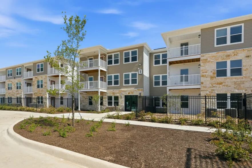 Cedar Bluff Apartments in Seguin, Texas