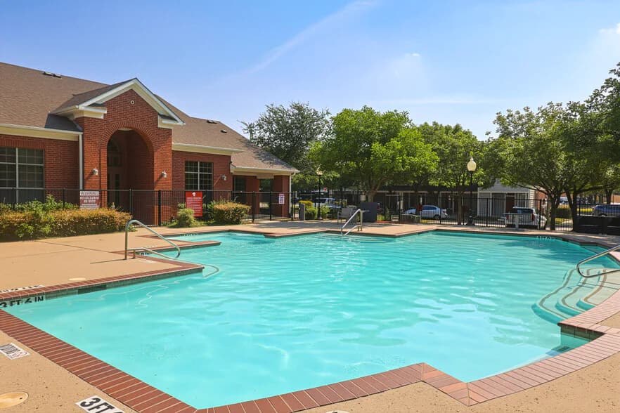 Renaissance Courts Apartments in Denton, Texas
