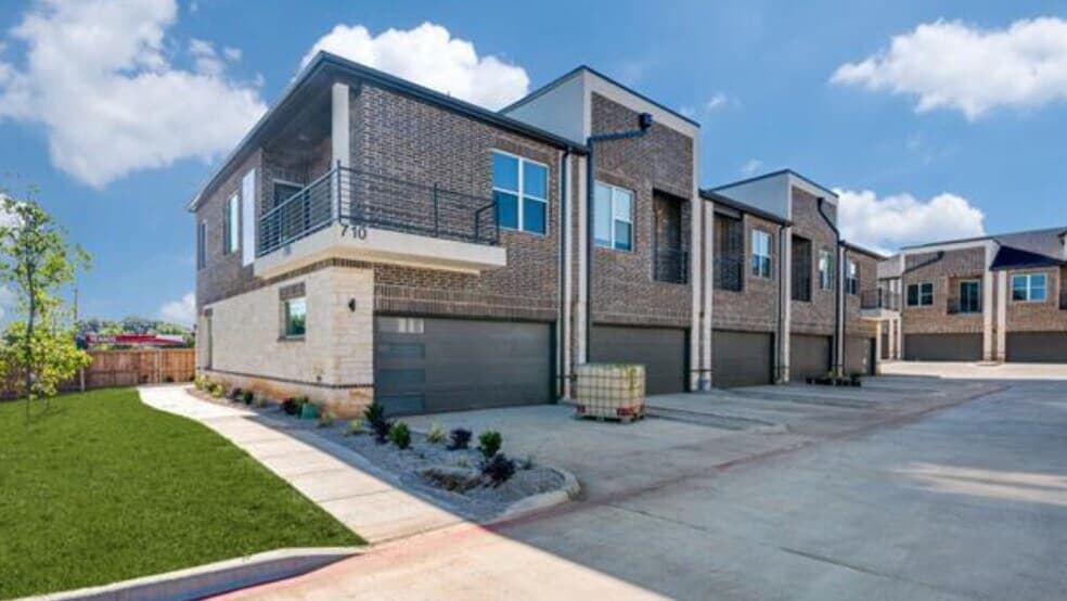 Oak Creek at University Place in Arlington, Texas