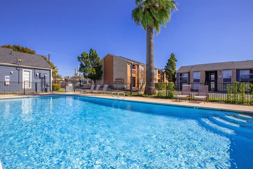 Fredericksburg Place Apartments in San Antonio, Texas