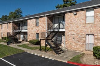 Carriage Woods Apartments — photo 3