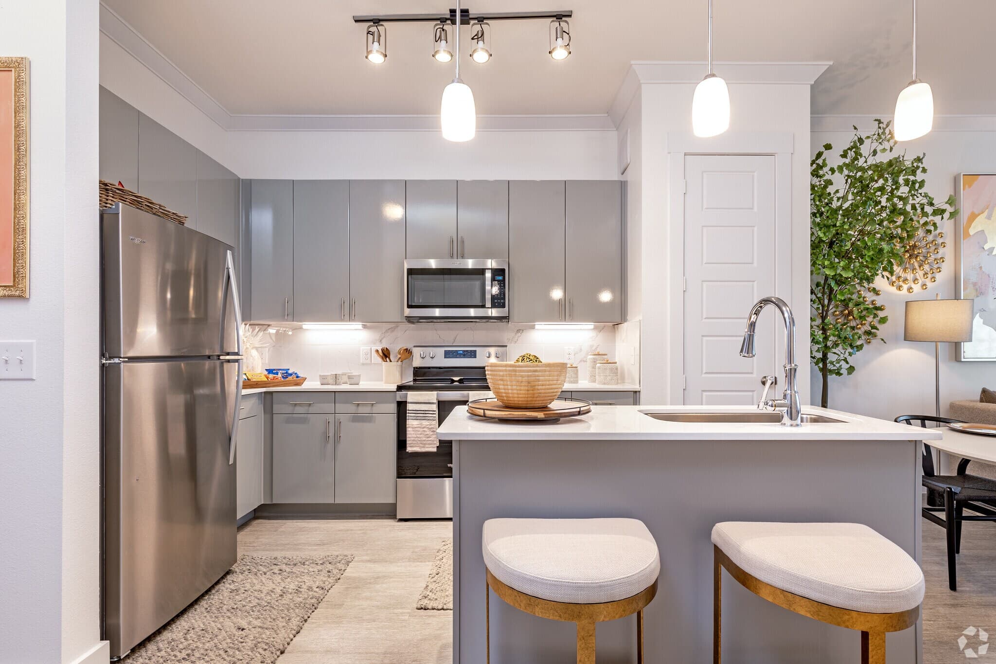 Reveal Lake Ridge Apartments in Grand Prairie, Texas