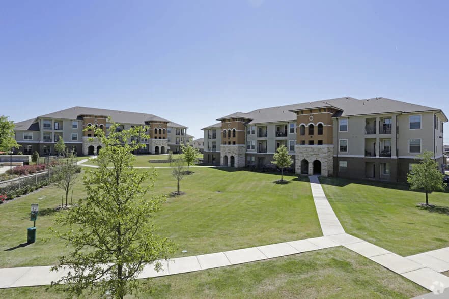 Vue Castle Hills — exterior