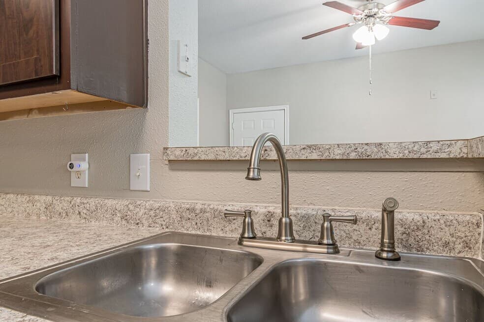 Carlyle Place Apartments — photo 3