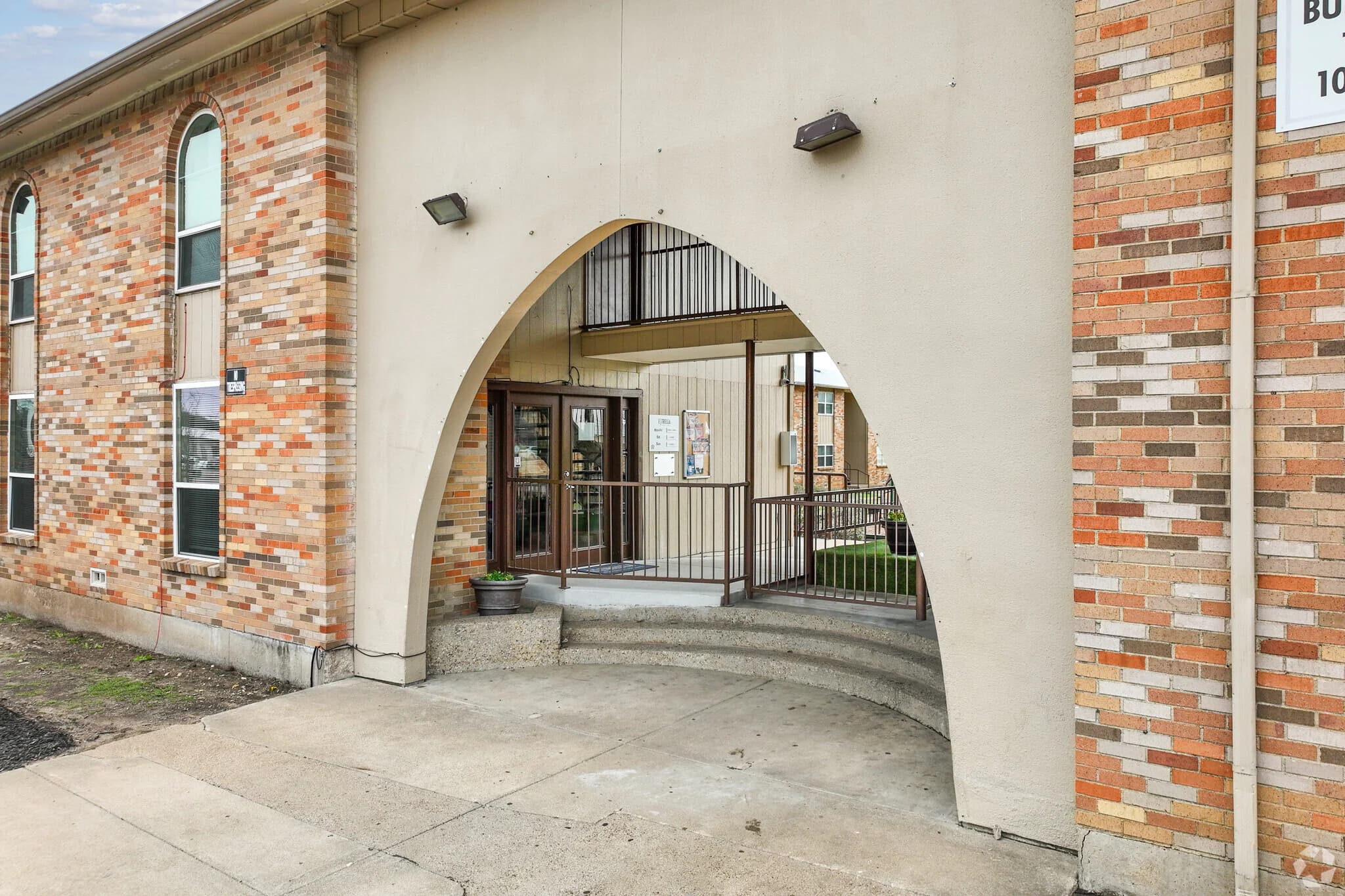 Estrella at Seminary — photo 3
