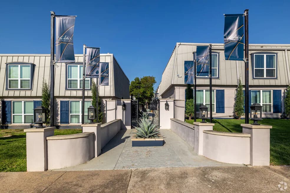 The Ashley at Bluffview Apartments — photo 4