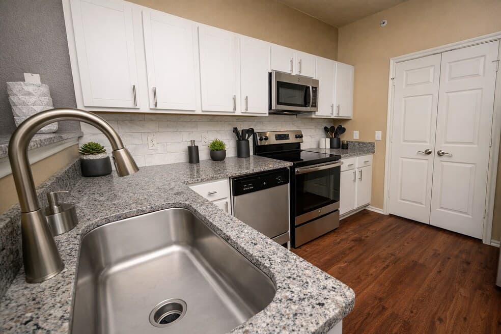 Alon at Castle Hills — photo 4
