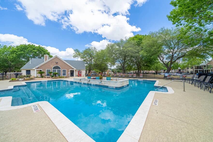 River Oaks Villas Apartments in San Marcos, Texas