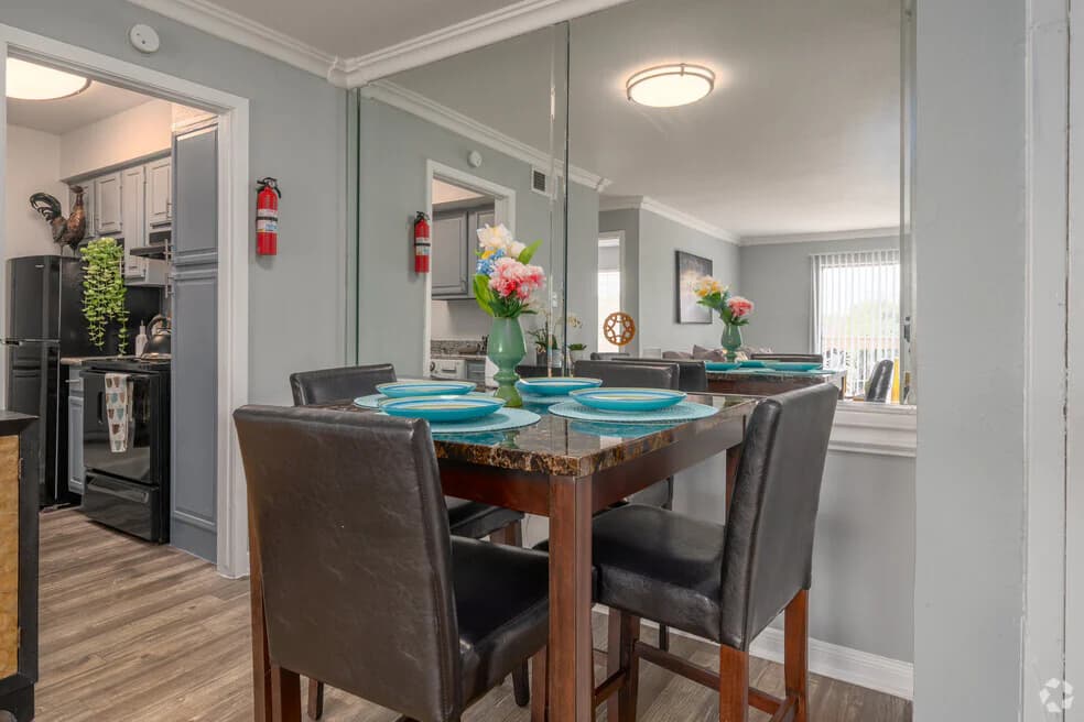 Woodlake Townhomes & Apartments — photo 4