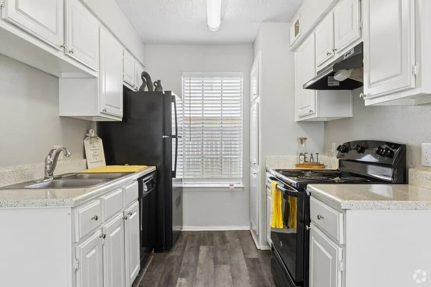 Crestbrook Apartments in Burleson, Texas