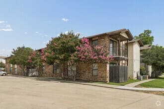 Oak Court Apartments — photo 3
