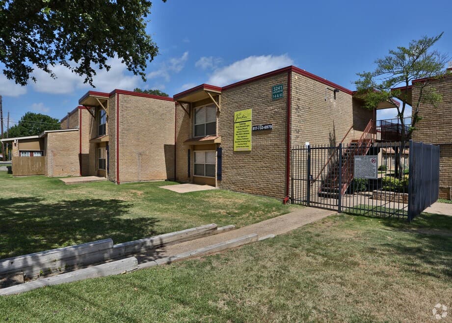 El Jardin Apartments — photo 2