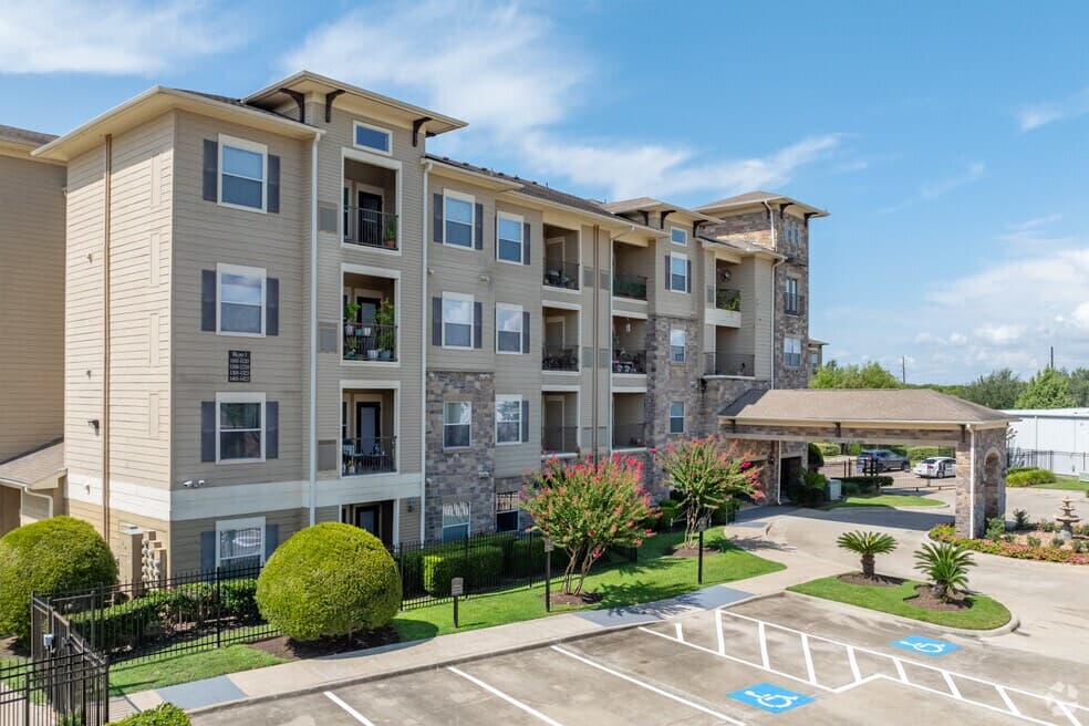 West Oaks Village Senior — exterior