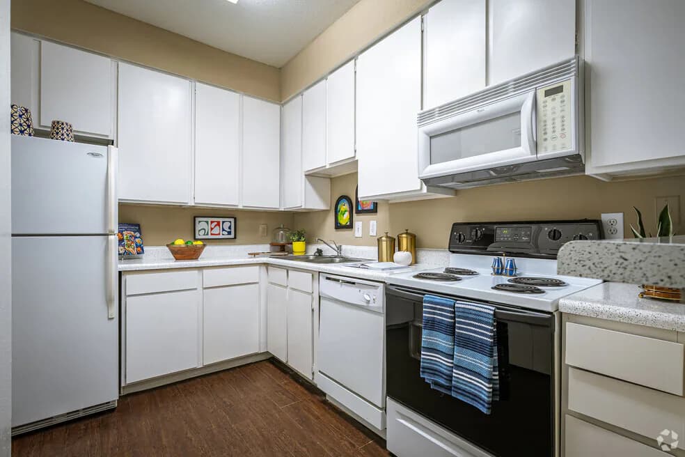 Woodlake Oaks Apartments — photo 4