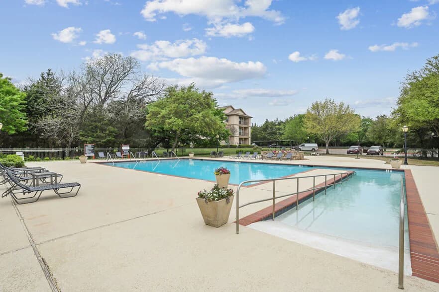 Nolen Grand Apartments in Dallas, Texas