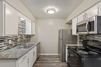 Cottonwood Park Village — photo 3