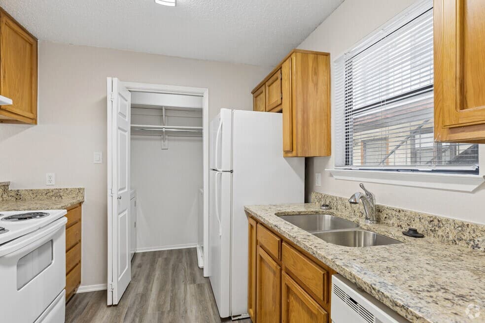 Oak Court Apartments — photo 2