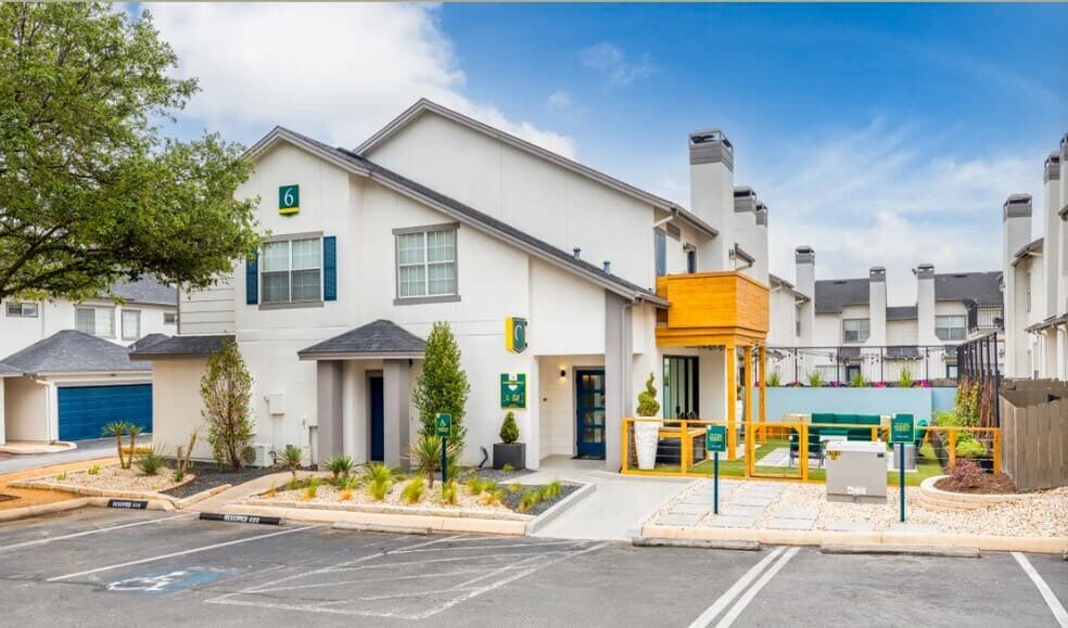 Castle Hills Townhomes — photo 4
