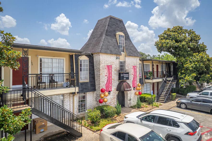 Le Chateau Apartments in Houston, Texas