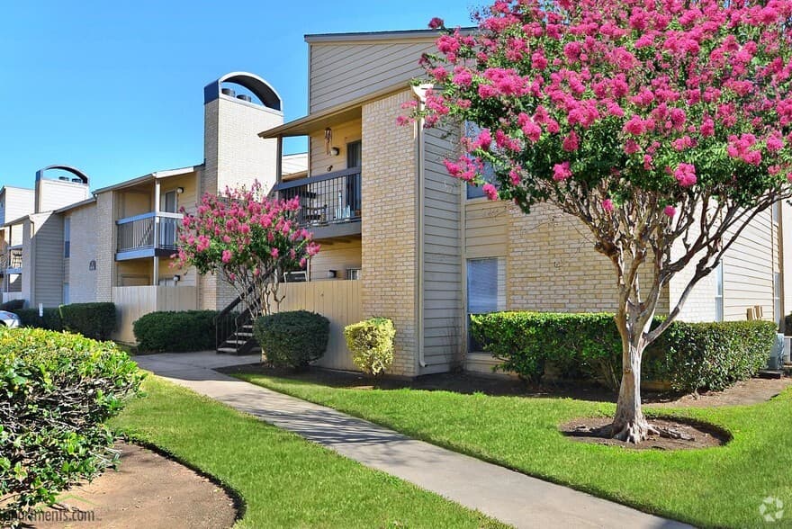 Carriage Glen Apartments in Rosenberg, Texas