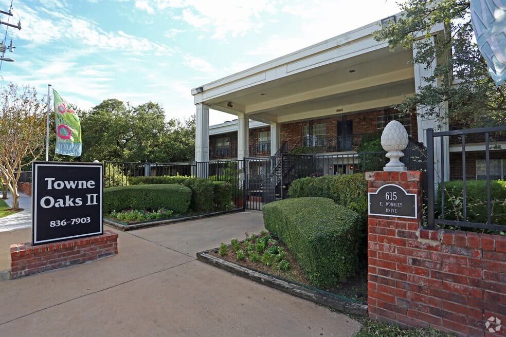 Towne Oaks II — photo 2