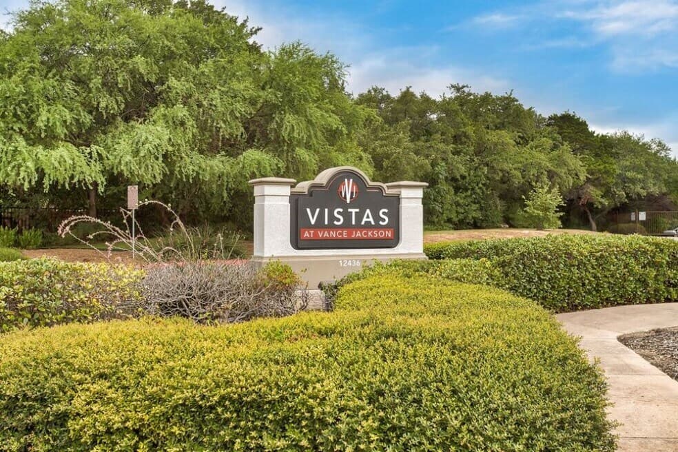 Vistas of Vance Jackson Apartments — exterior