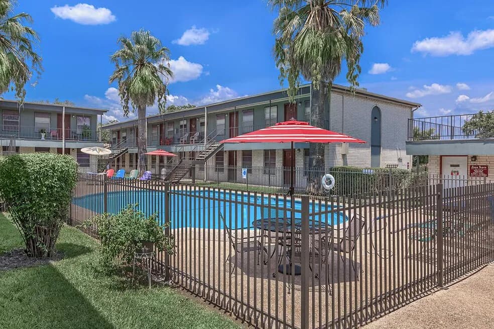 Leon Trace Apartments — photo 2