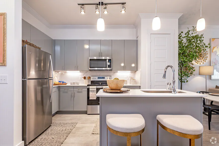 Reveal Lake Ridge Apartments in Grand Prairie, Texas