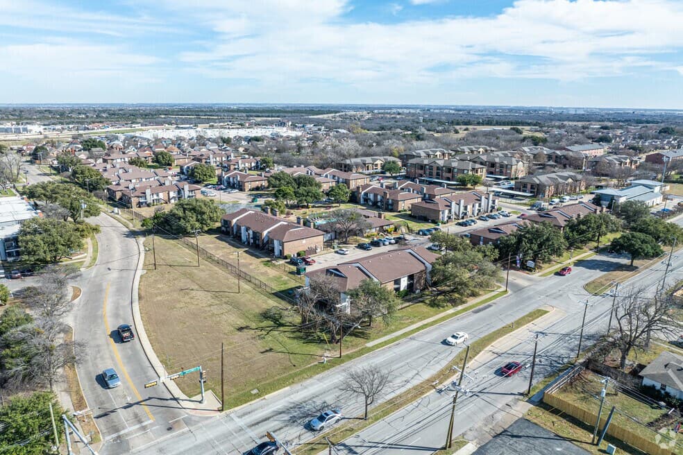 Pine Oaks Apartments — photo 2