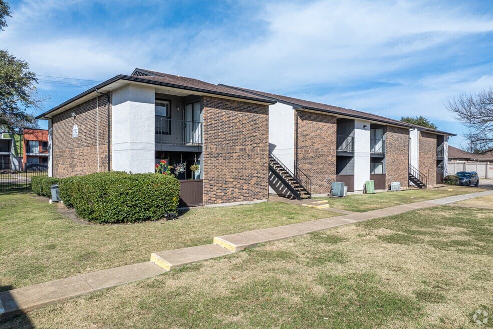 Pine Oaks Apartments in Mesquite, Texas