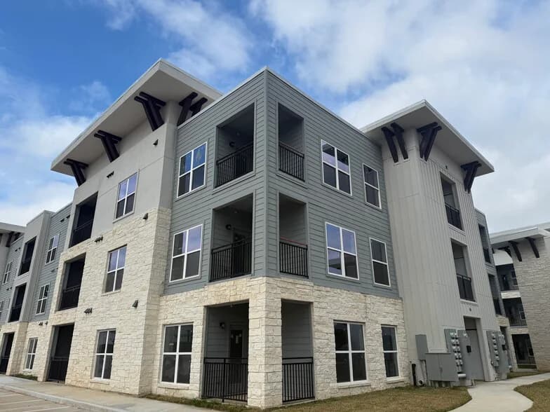 Pin Oaks Apartments in Conroe, Texas