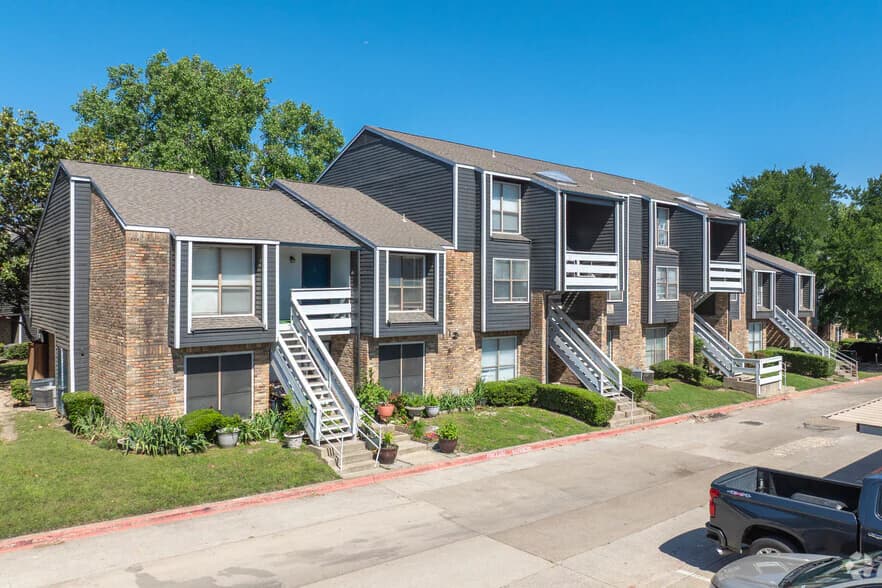 Preston Racquet Club Apartments in Dallas, Texas