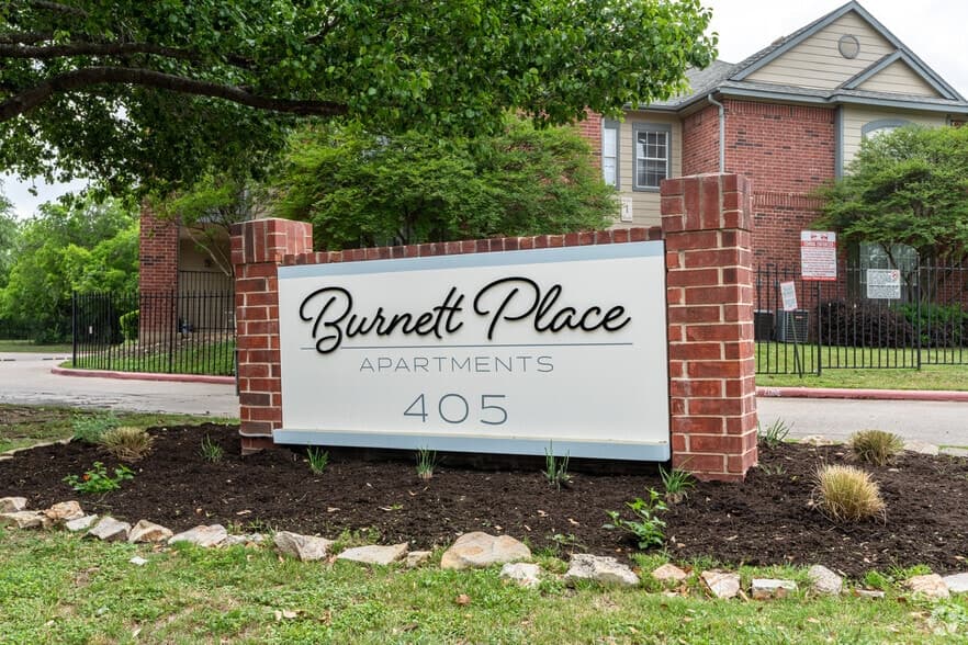 Burnett Place Apartments in Taylor, Texas