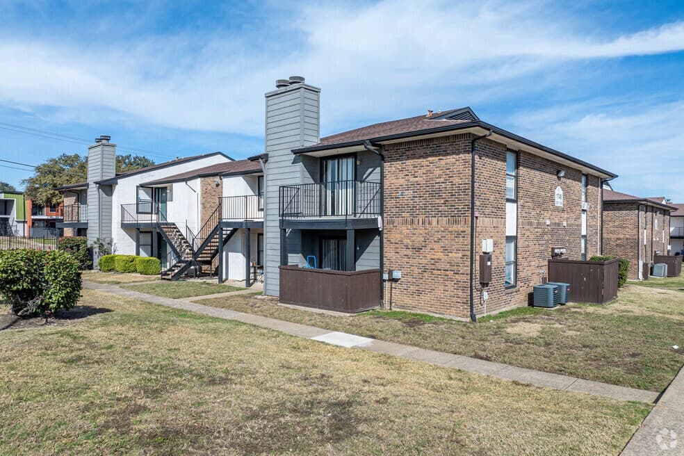 Pine Oaks Apartments — photo 3