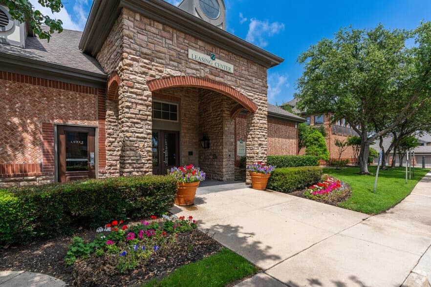 Oaks Riverchase Apartments — exterior