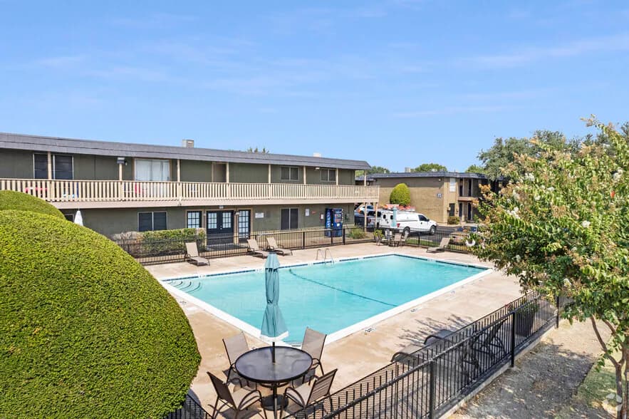 Parkwood Apartments — exterior