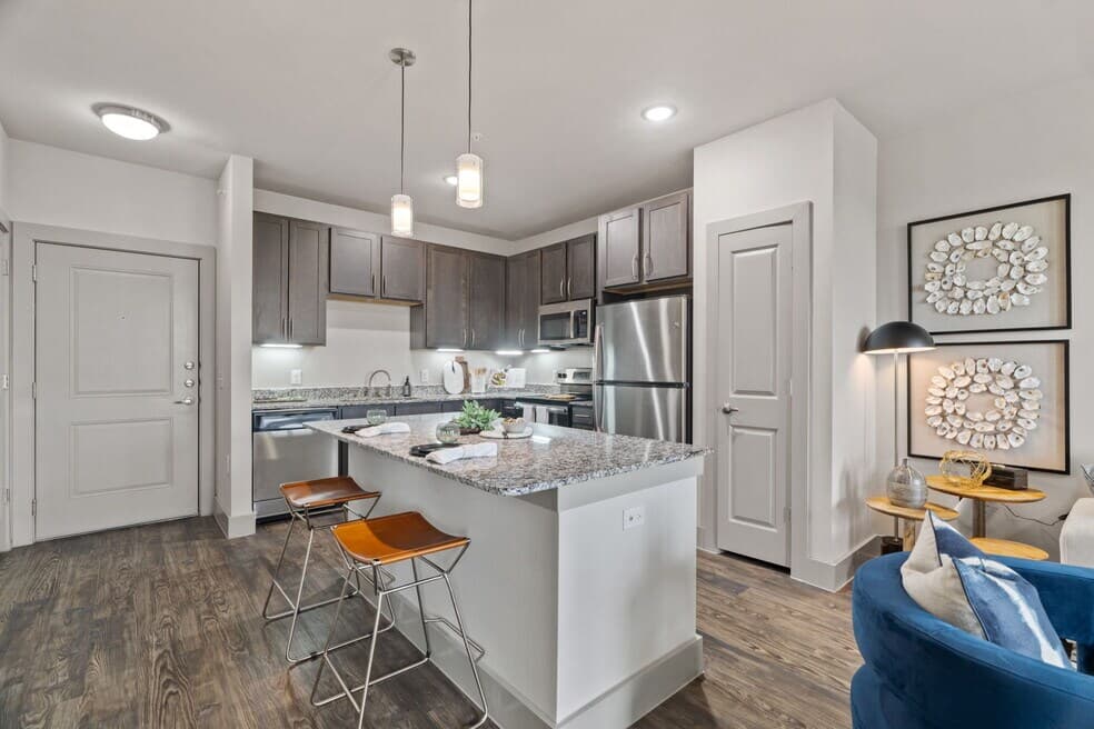 Axis Marketplace — photo 2