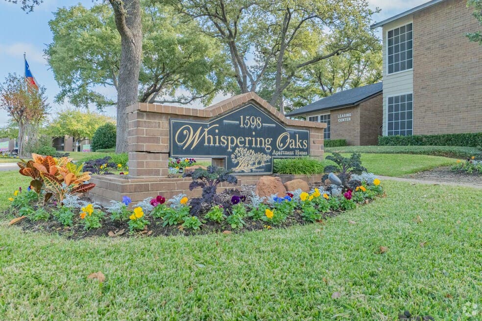 Whispering Oaks Apartments — exterior