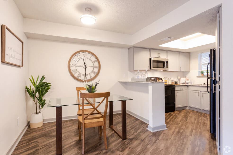 The Elise Apartments — photo 2