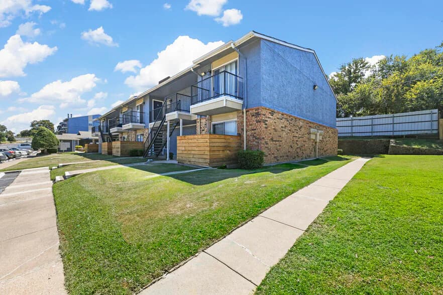 Misty Hollow Apartments in Arlington, Texas