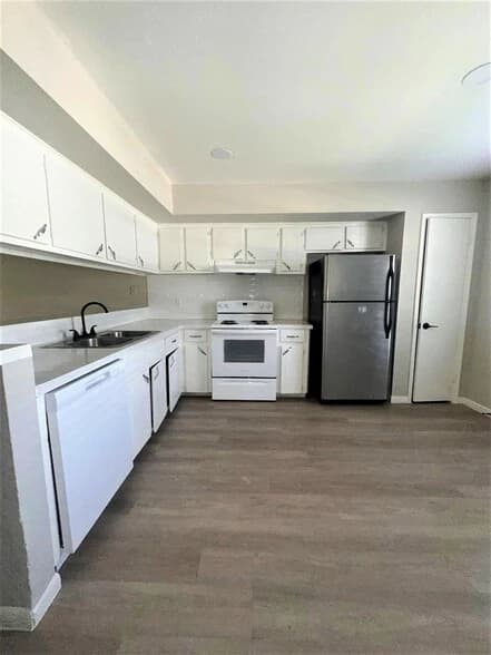 Hollyvale Apartments in Houston, Texas