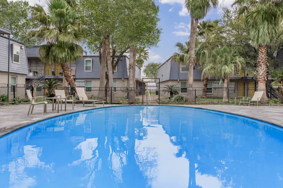 Valencia Grove Apartments — exterior