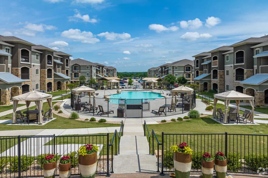 Lone Oak Apartments in Weatherford, Texas
