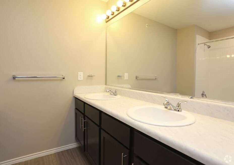 EMLI at Liberty Crossing Apartments — photo 2