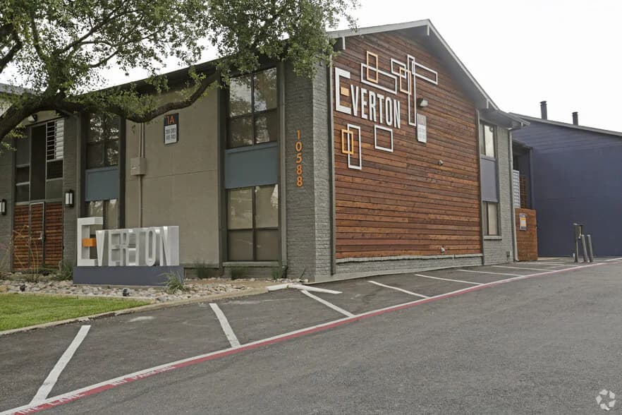 Everton at Bellmar in Dallas, Texas