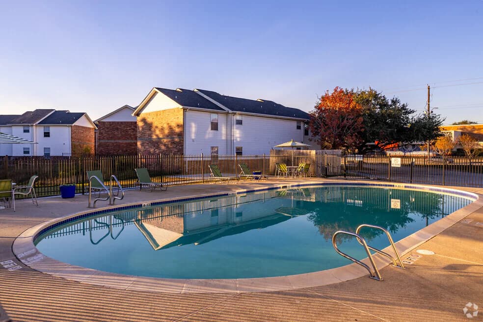 Meadowbrook Plaza Apartments — photo 4