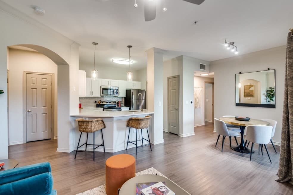 Aventura on Briar Forest — photo 4